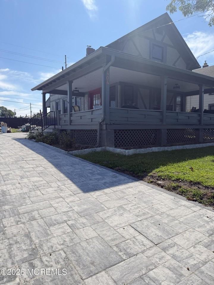 404 Lake Dr