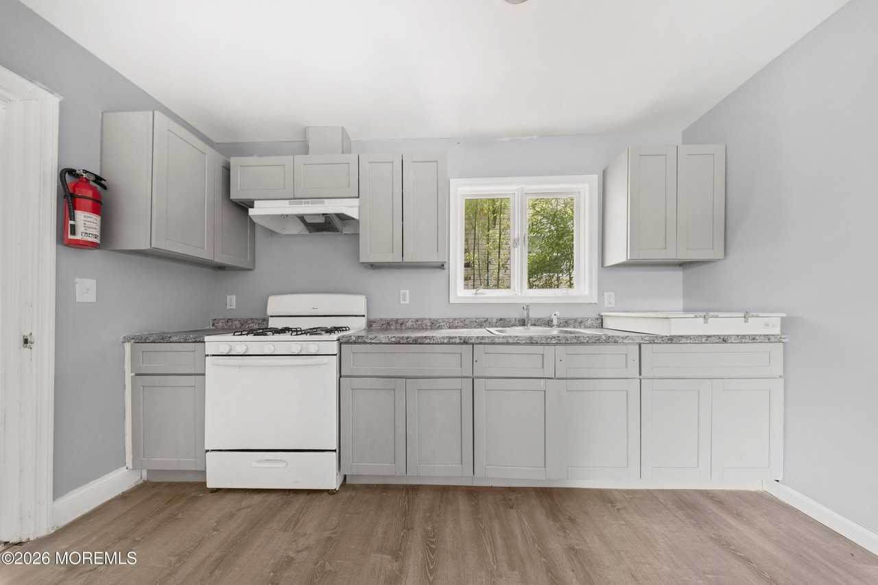 704 Park Ave - Photo 6 of 18