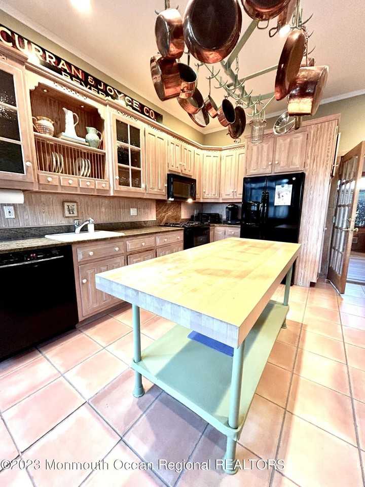 208 Passaic Ave - Photo 7 of 19