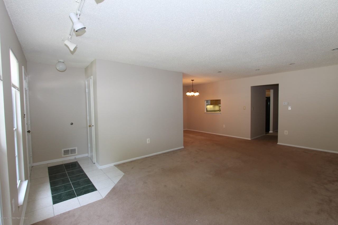 102 Secretariat Ct - Photo 5 of 20