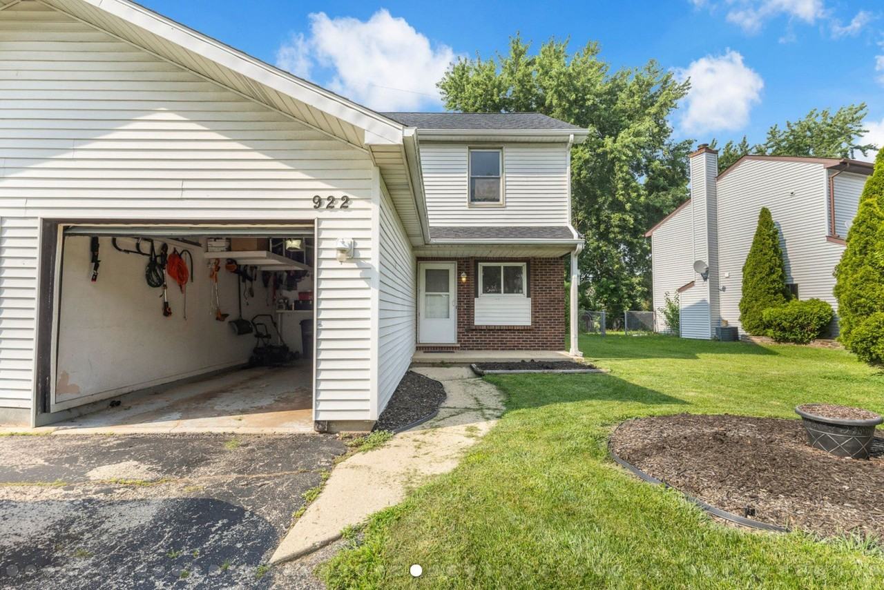 922 Autumn Ln - Photo 3 of 8