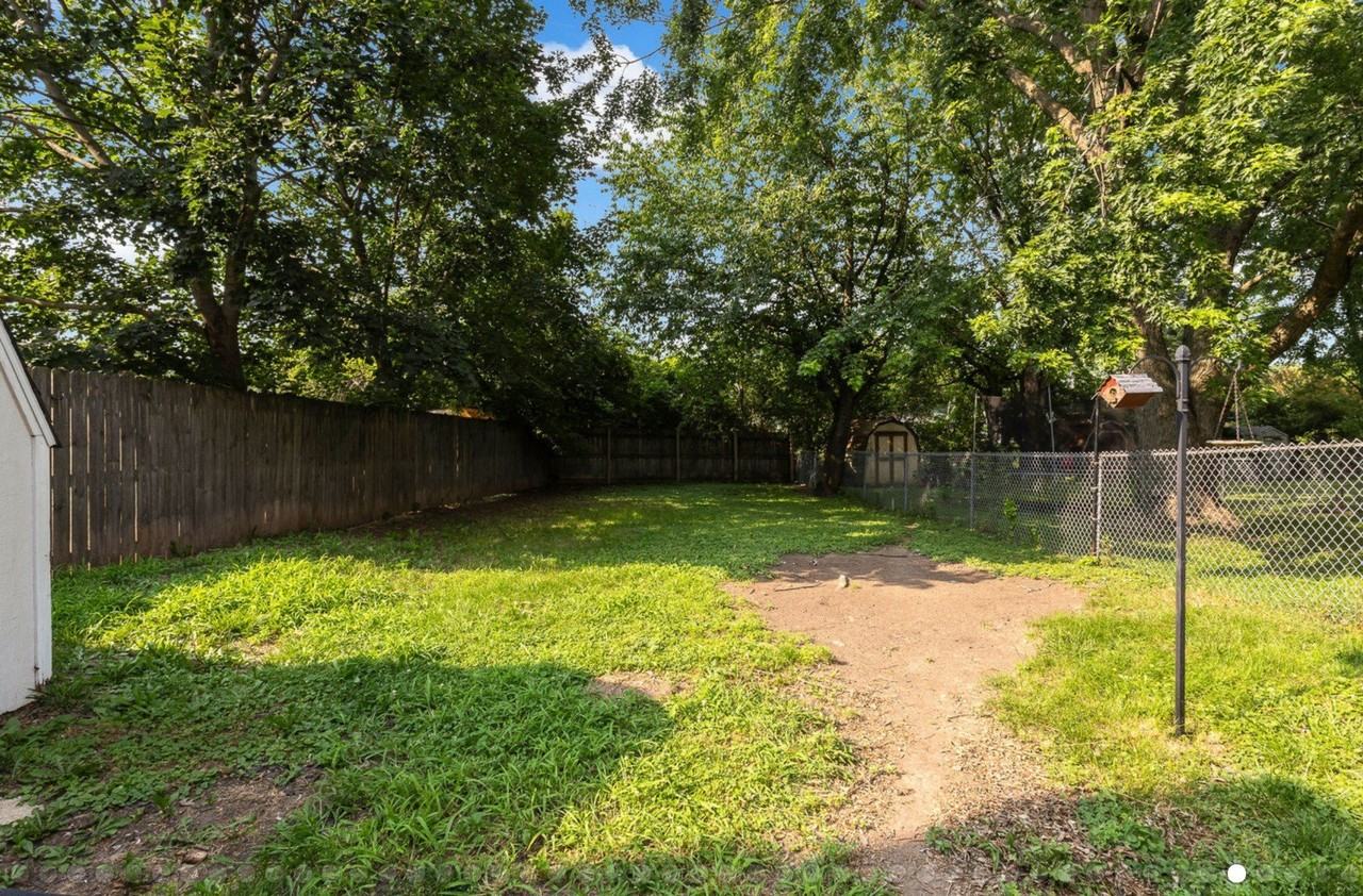 922 Autumn Ln - Photo 6 of 8