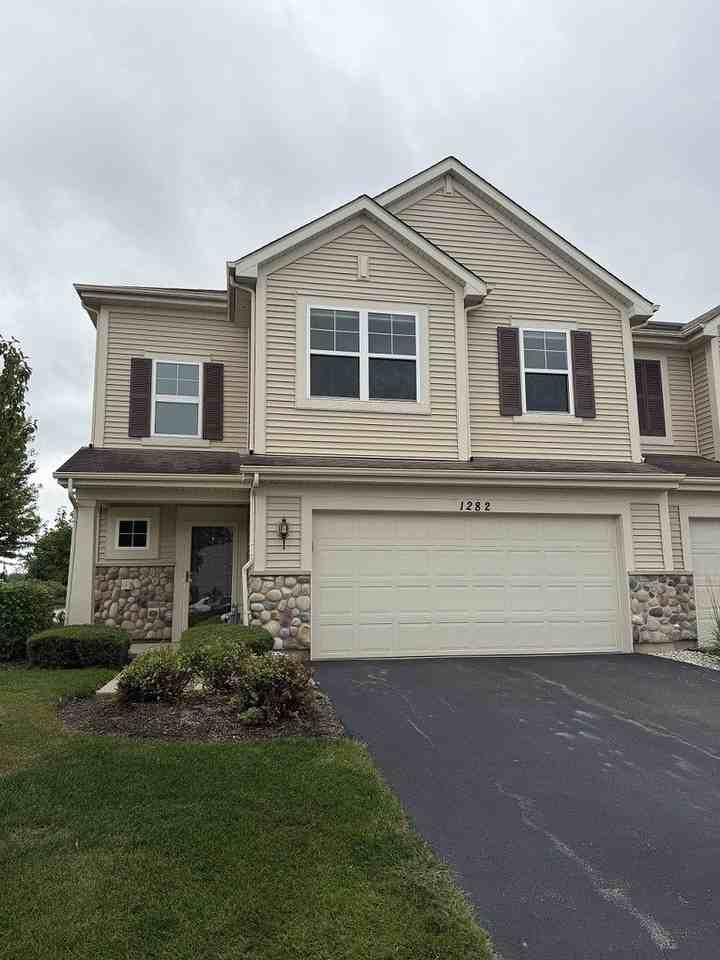 1282 Newport Cir - Photo 2 of 22