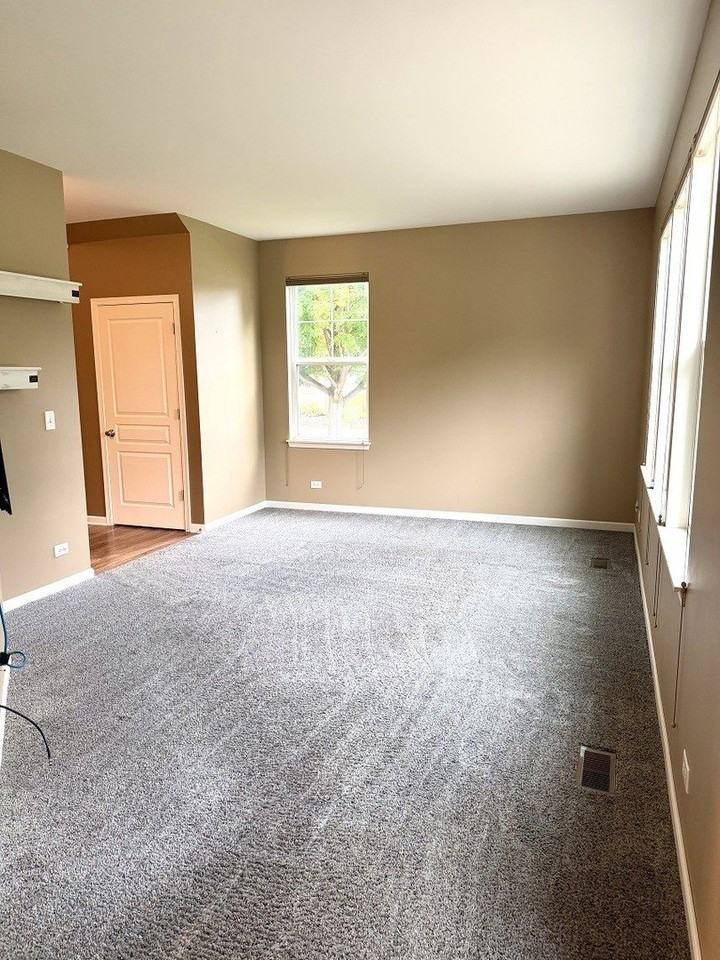 1282 Newport Cir - Photo 5 of 22