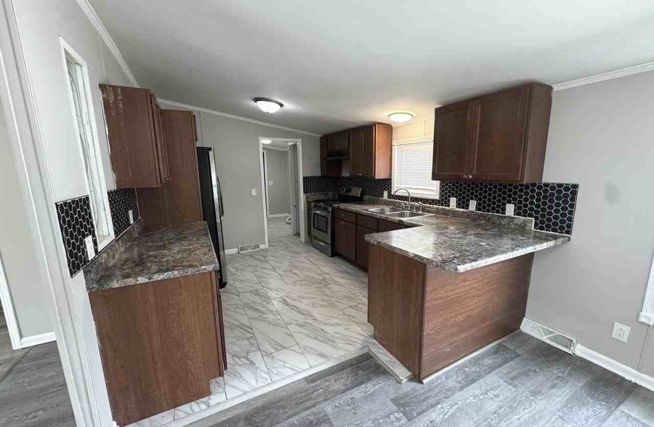 2215 Rush St - Photo 4 of 18