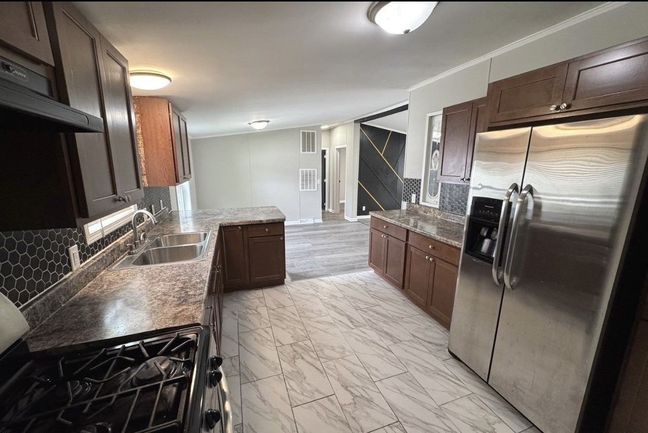 2215 Rush St - Photo 6 of 18