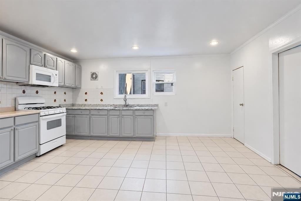 303 43rd St - Photo 2 of 23