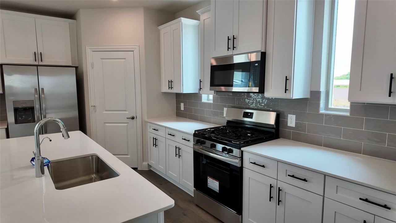 8801 Shoppers Ln - Photo 6 of 23