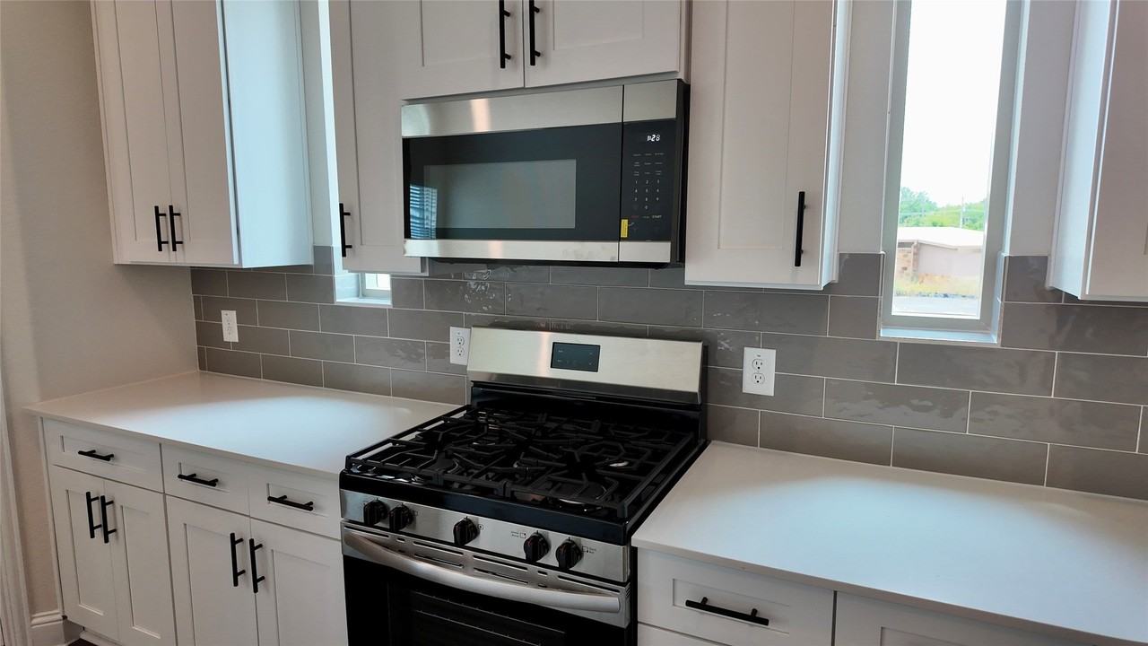 8801 Shoppers Ln - Photo 7 of 23