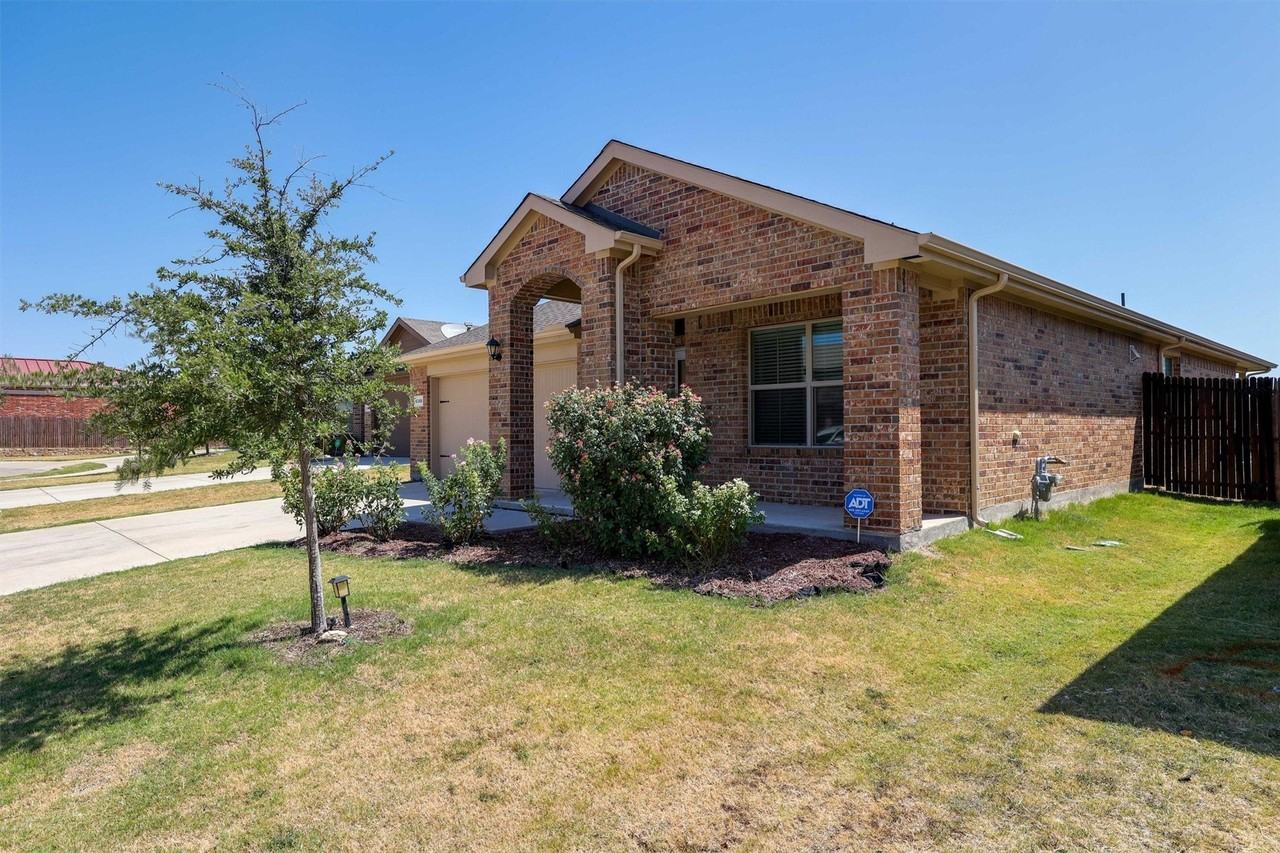 6348 Eagle Lake Ct - Photo 3 of 27