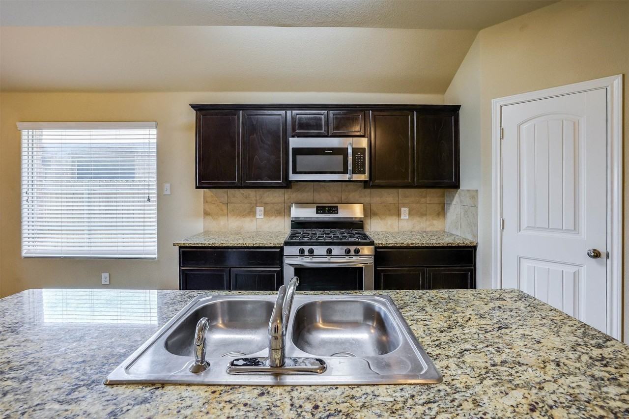 6348 Eagle Lake Ct - Photo 6 of 27