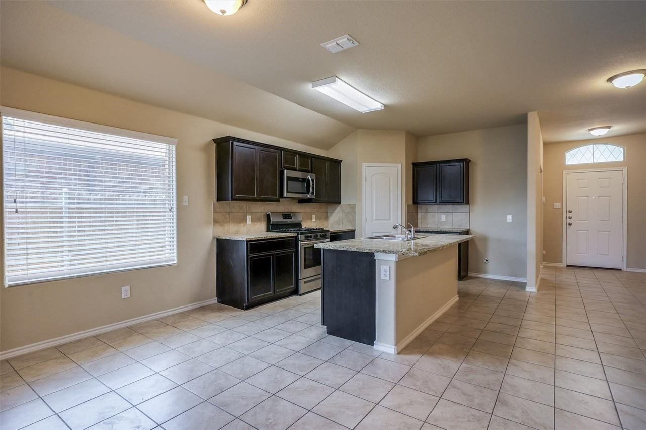 6348 Eagle Lake Ct - Photo 7 of 27