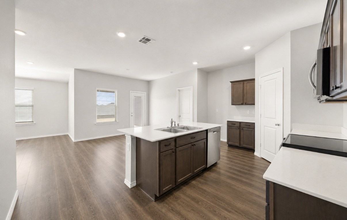 702 Watermill Rd - Photo 5 of 19