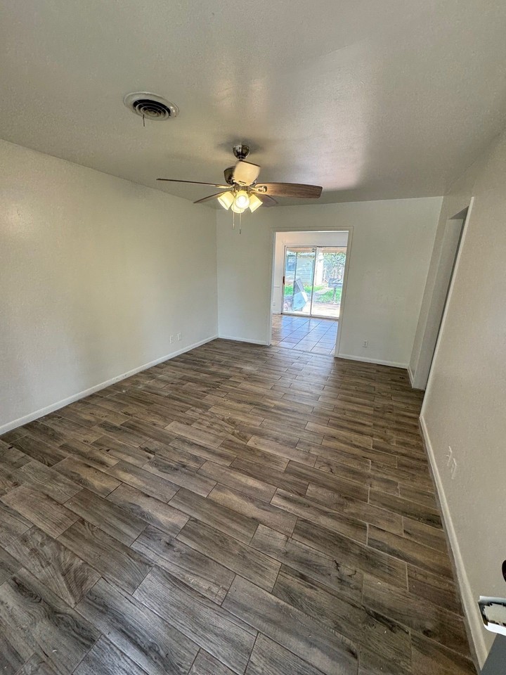 2633 Minter Ln - Photo 2 of 13