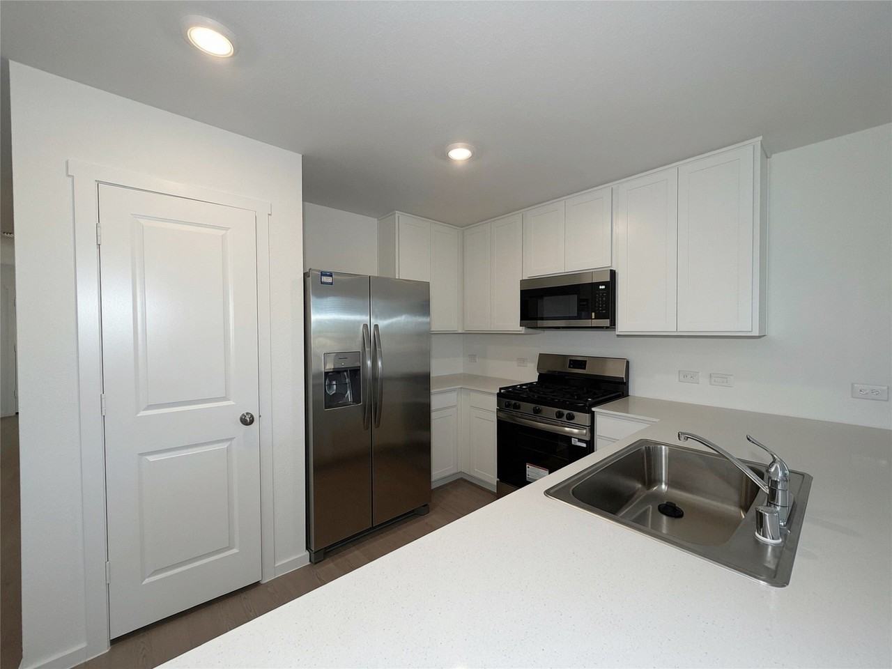 401 Mcnelly Ln - Photo 6 of 35