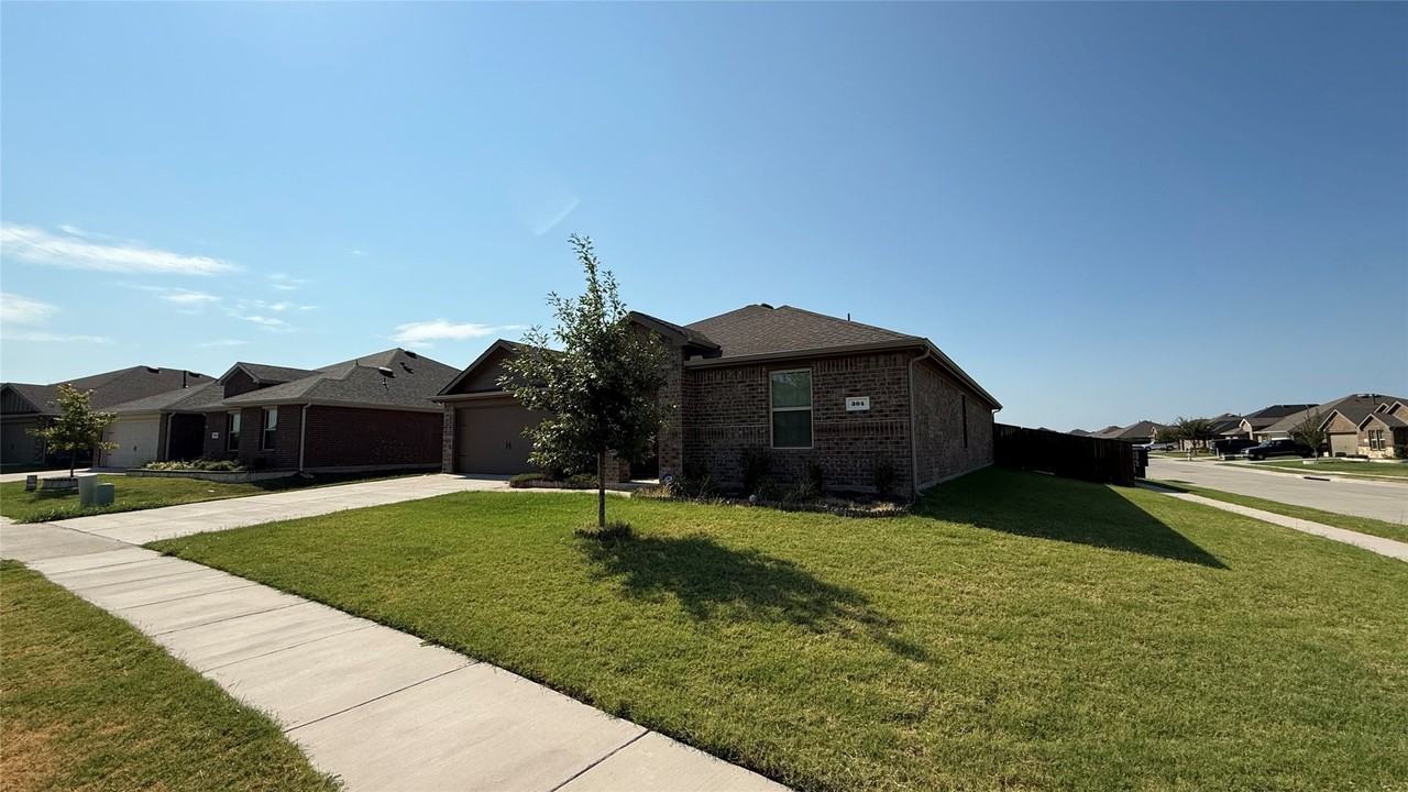 304 Duke Ct - Photo 2 of 18