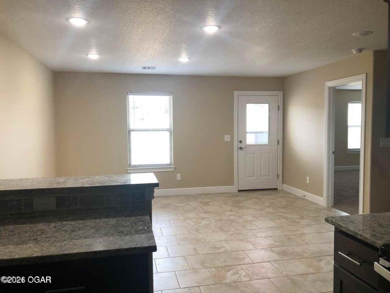 2513 Murphy Ave - Photo 2 of 15
