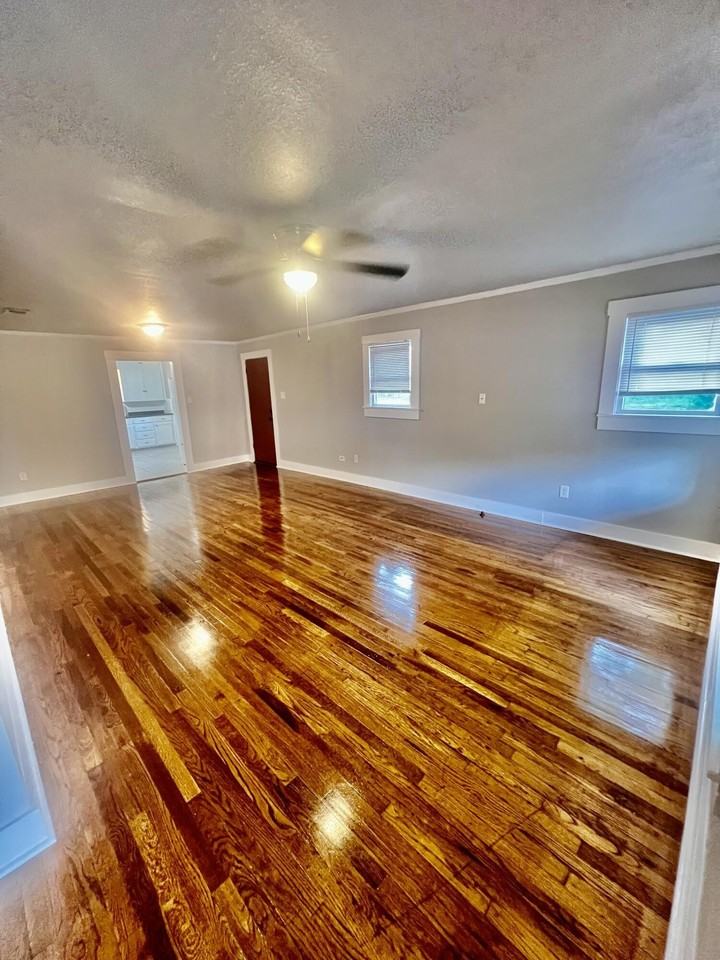 121 N Madison St - Photo 4 of 12