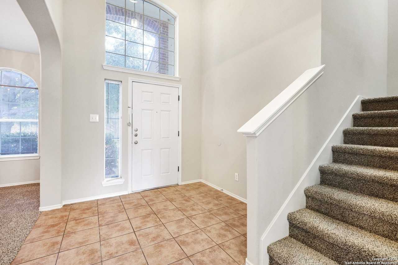 735 Park Pt - Photo 2 of 28
