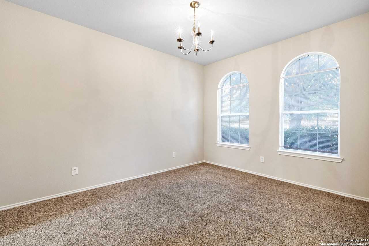 735 Park Pt - Photo 3 of 28