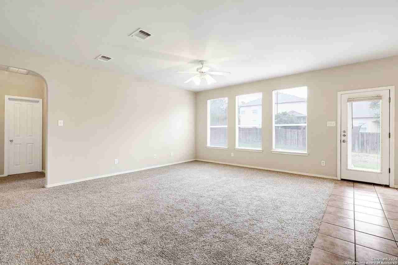 735 Park Pt - Photo 4 of 28