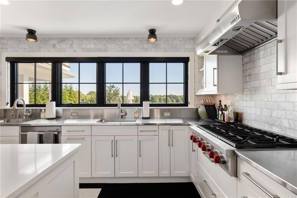 118 Howland Ave - Photo 4 of 39