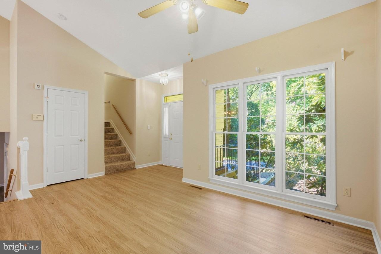 427 Lessin Dr - Photo 4 of 34