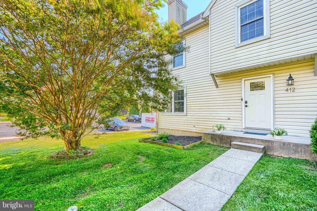 412 Darby Ln - Photo 2 of 46