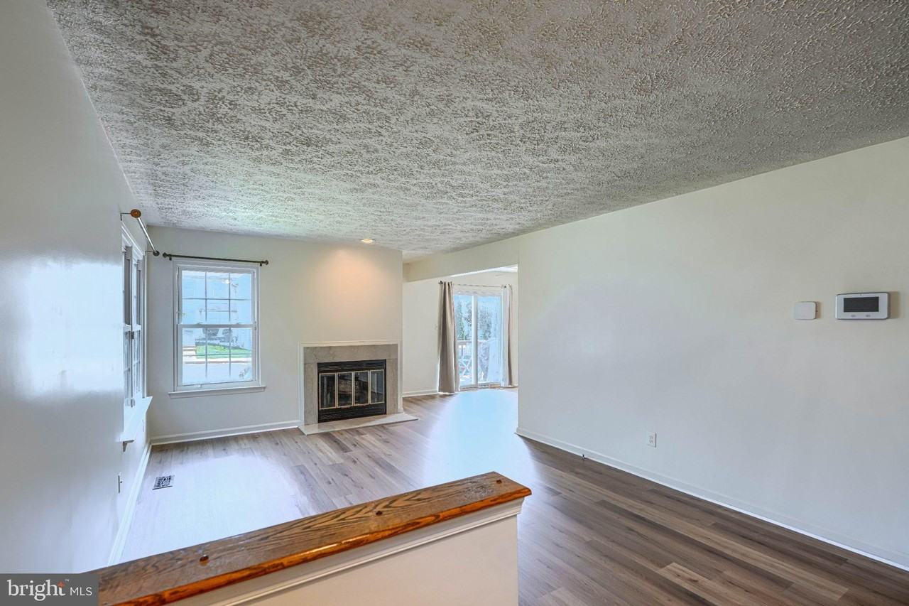 412 Darby Ln - Photo 3 of 46
