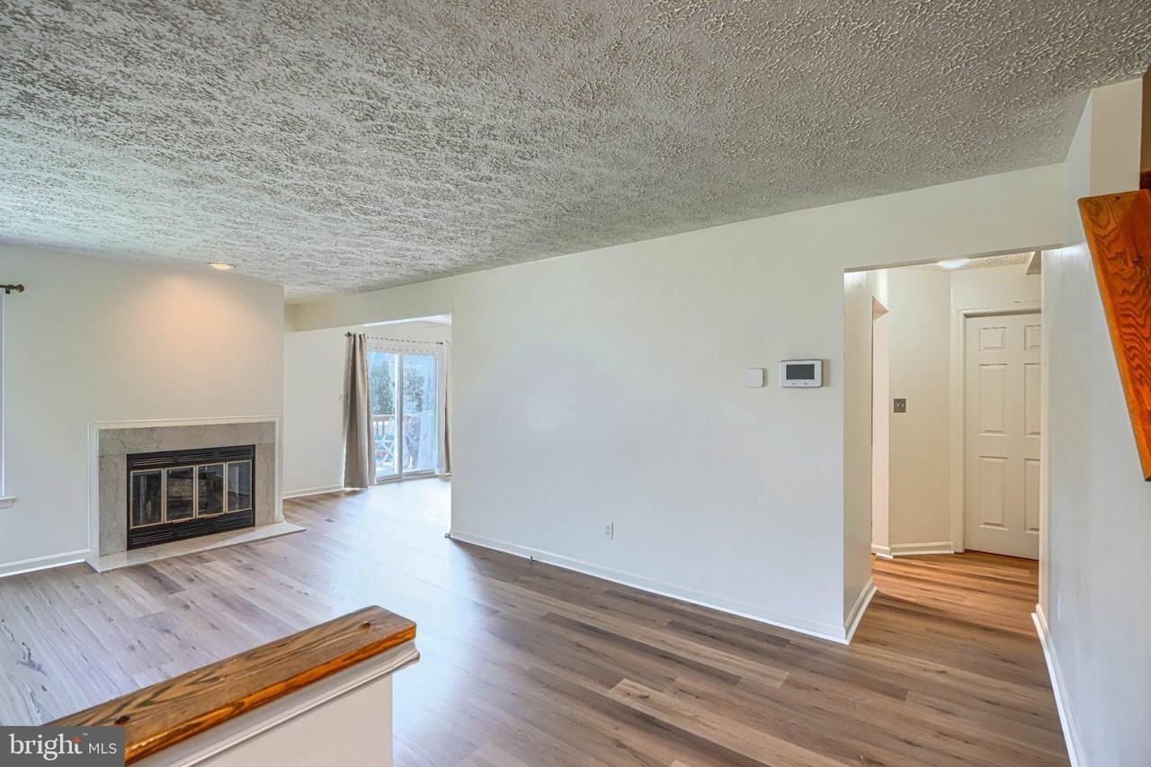 412 Darby Ln - Photo 4 of 46