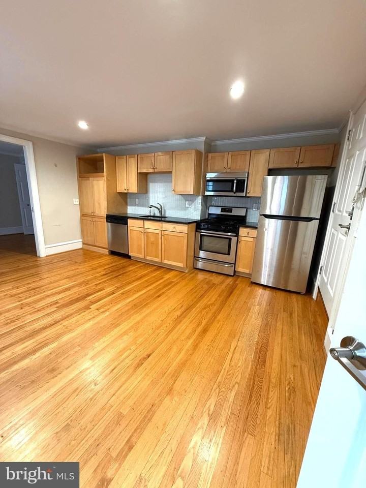 1602 Spruce St #3R - Photo 6 of 12