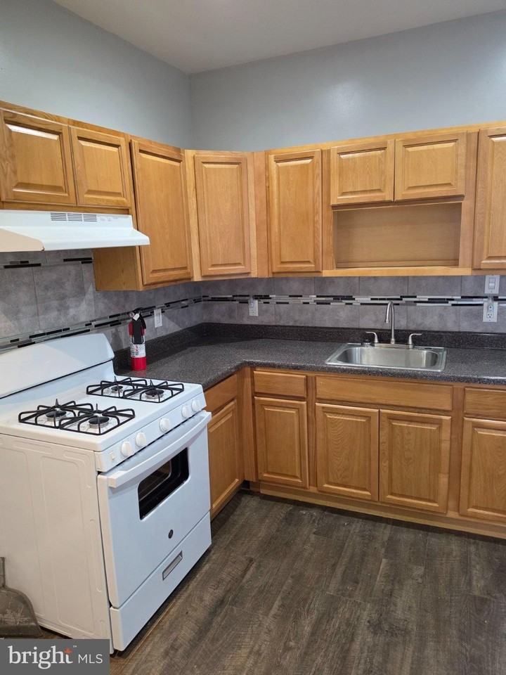 6028 Kershaw St - Photo 3 of 8