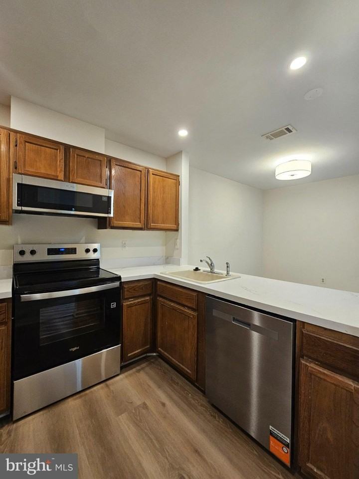 7705 Lexton Pl #E - Photo 7 of 32