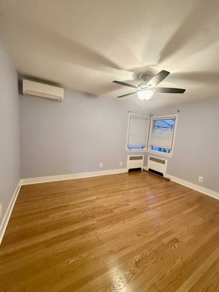229 Bancroft Ave - Photo 5 of 11