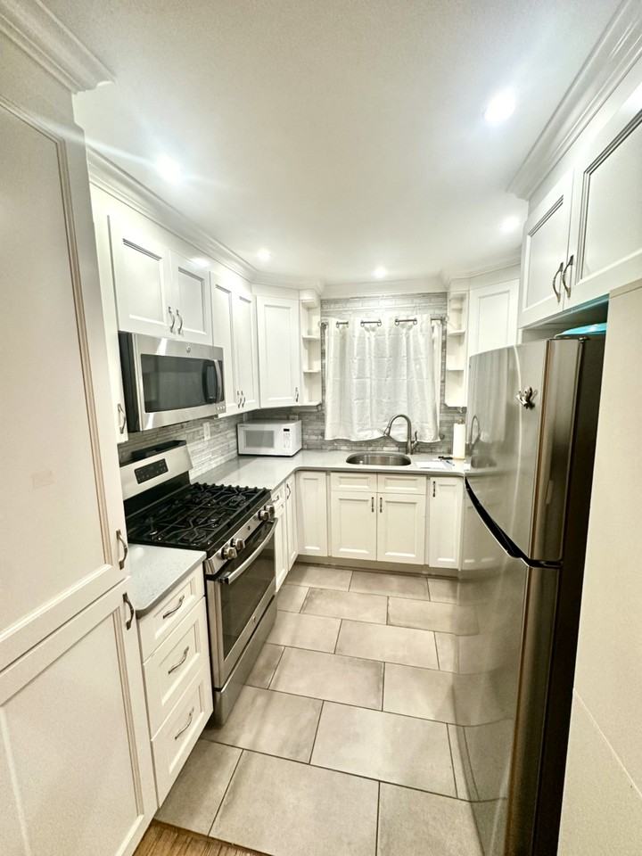 229 Bancroft Ave - Photo 6 of 11