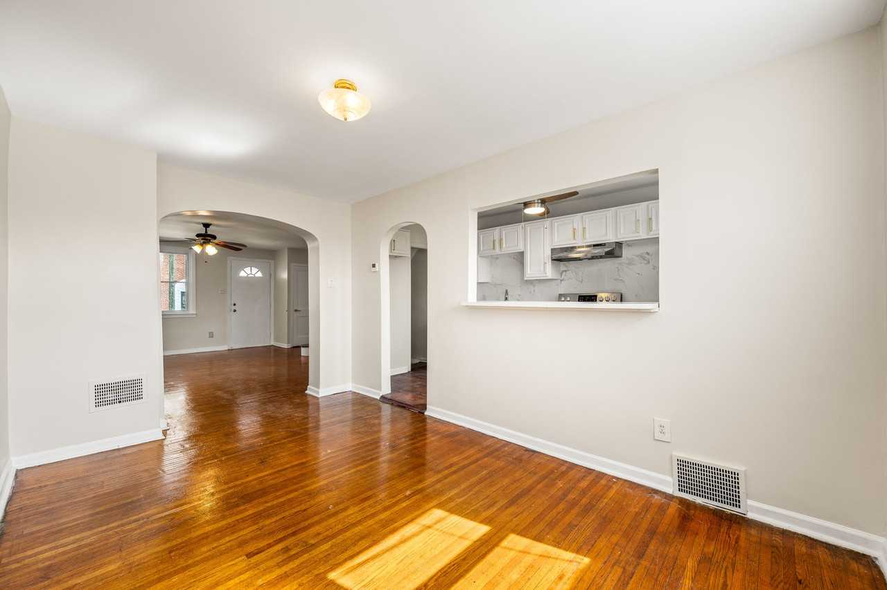 1822 W Eleanor St #1 - Photo 2 of 10