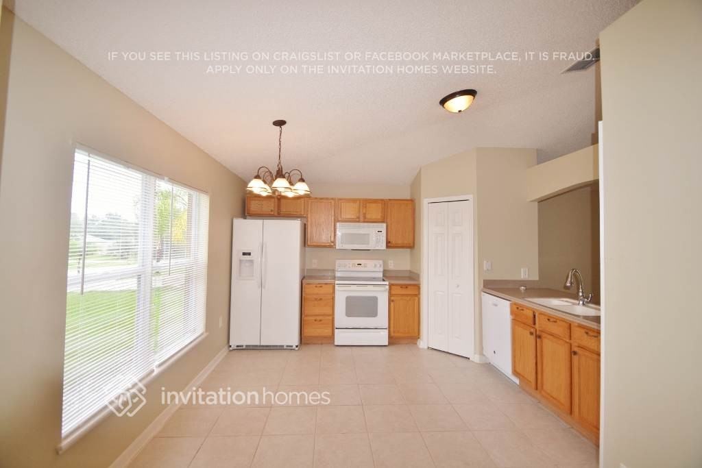 1556 Deerfield Ave - Photo 2 of 9
