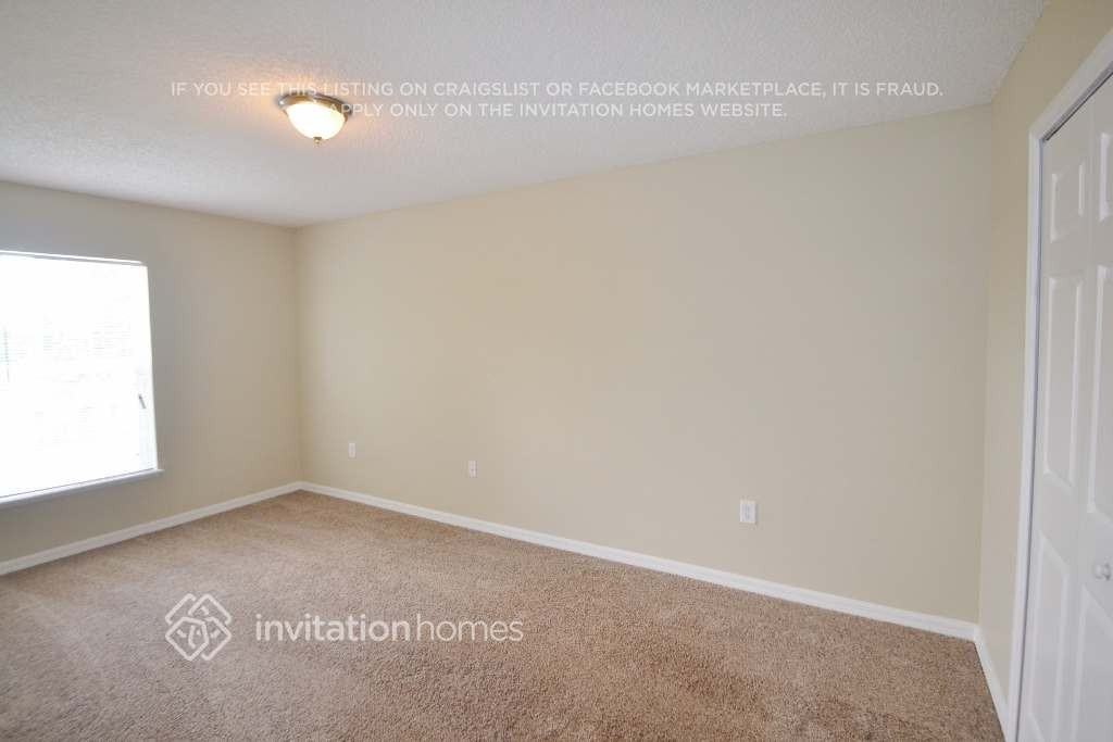1556 Deerfield Ave - Photo 5 of 9