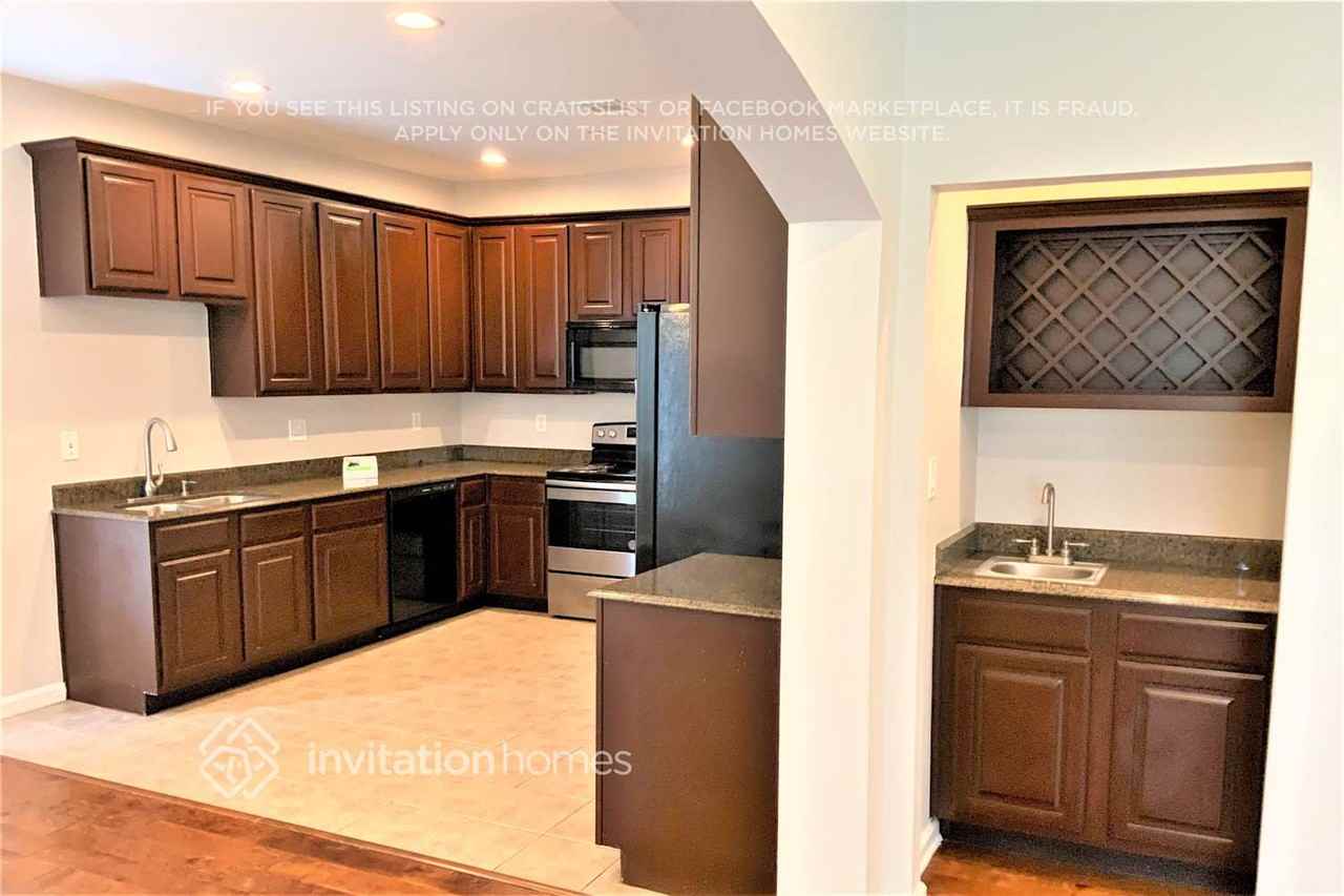 110 Barrington Ln - Photo 4 of 17