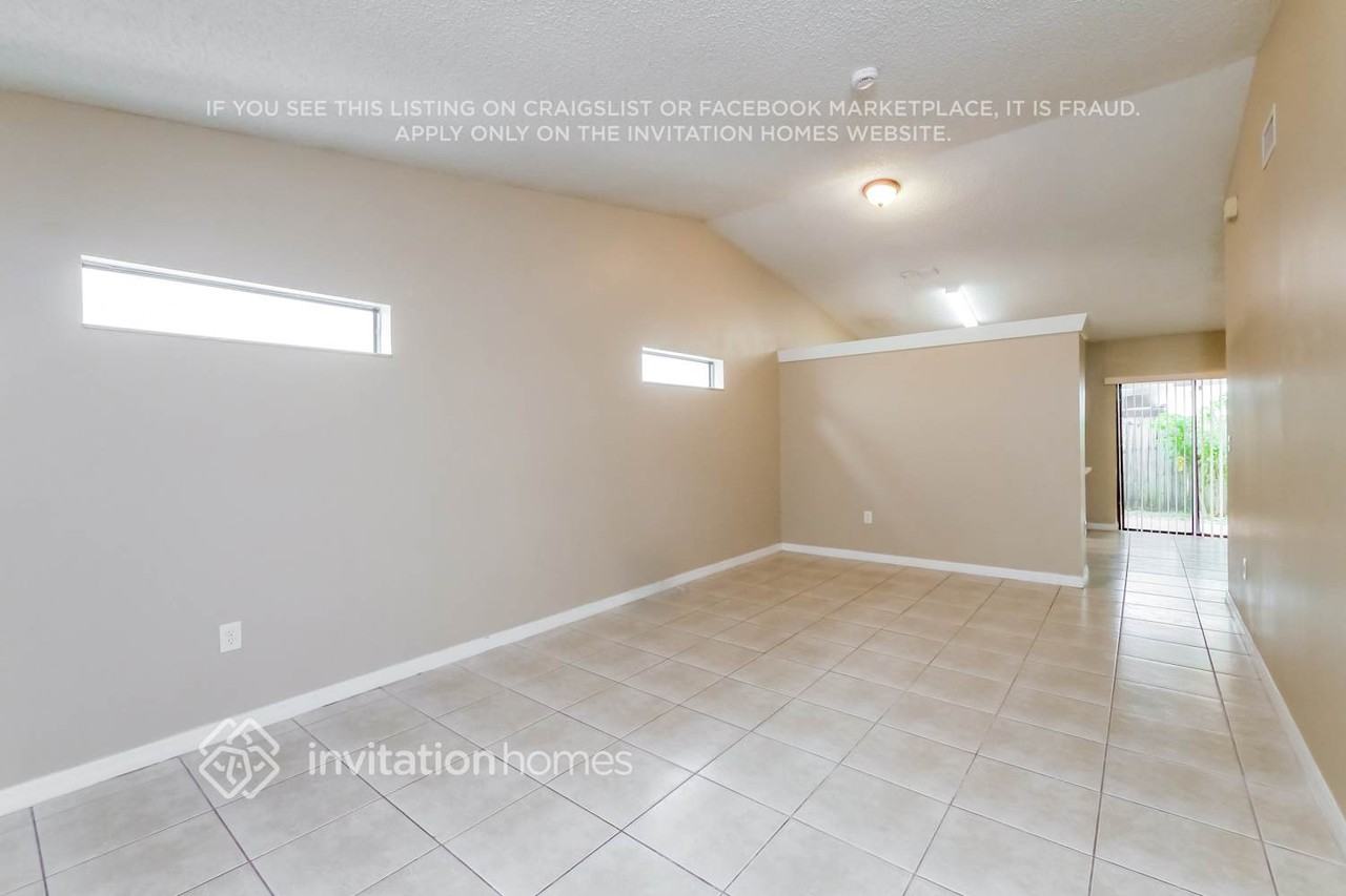 10215 Nw 126th St - Photo 3 of 17