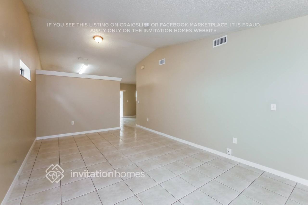 10215 Nw 126th St - Photo 4 of 17