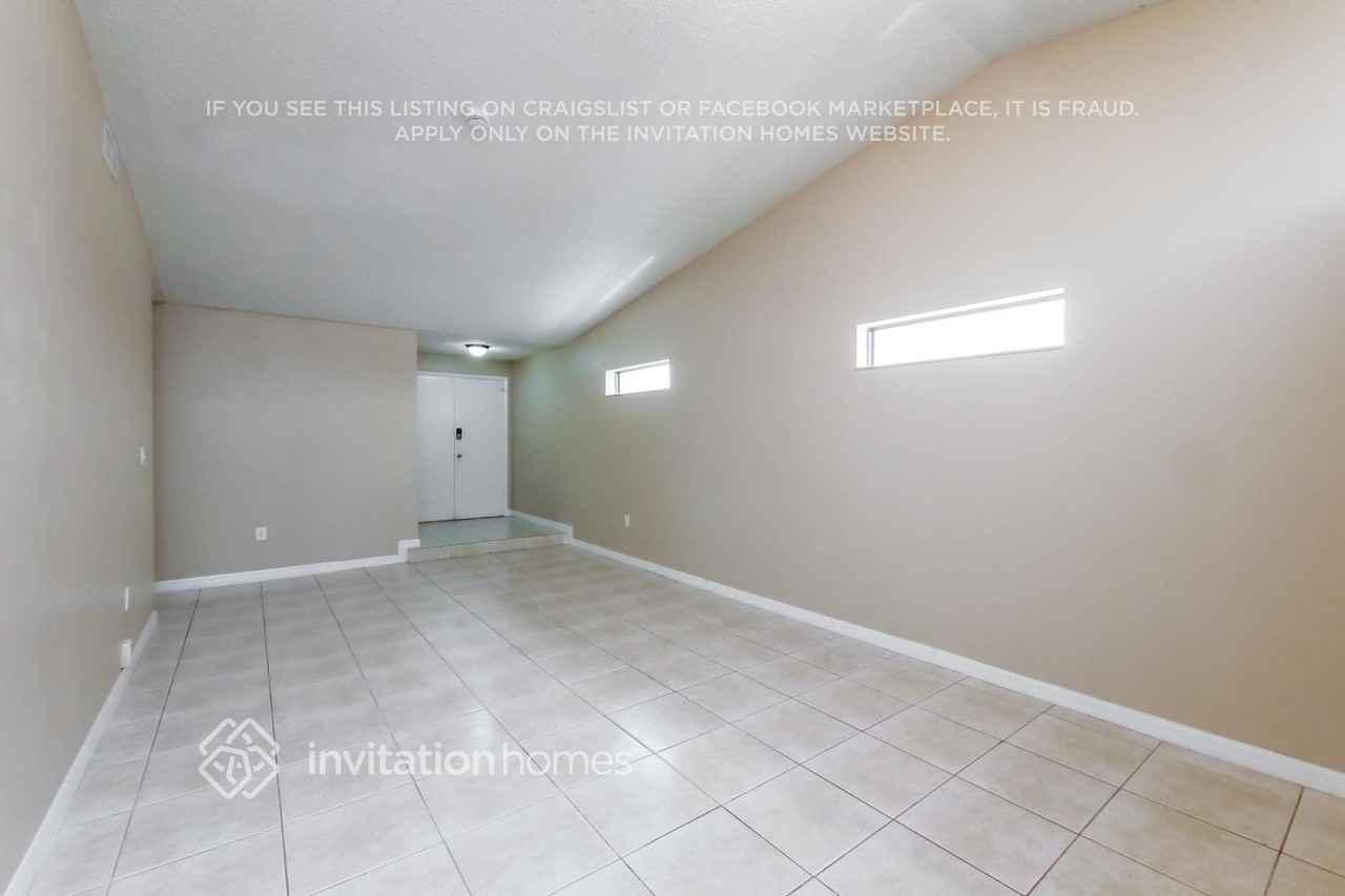 10215 Nw 126th St - Photo 5 of 17