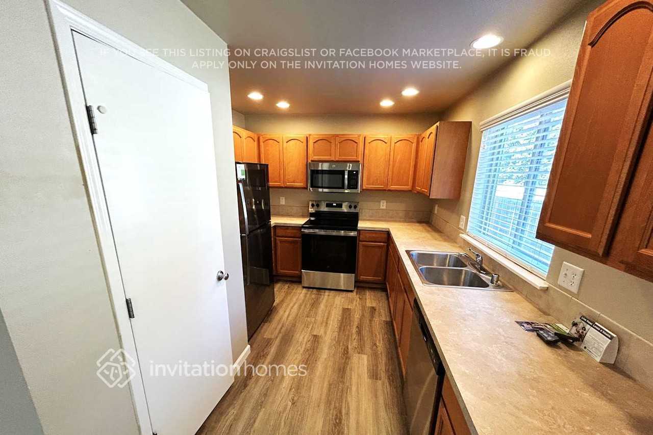 15911 67th Avenue Ct E - Photo 4 of 11