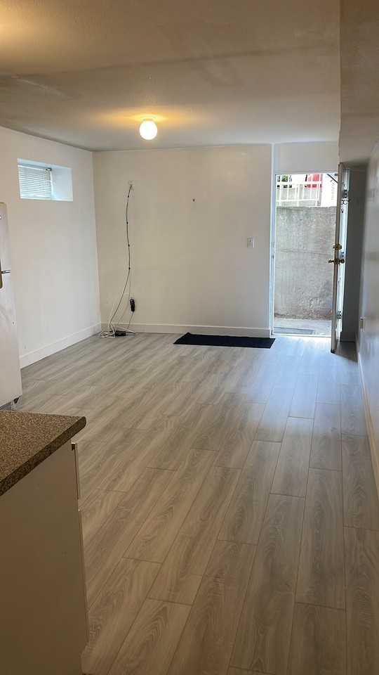 1065 E 59th Ave - Photo 2 of 5