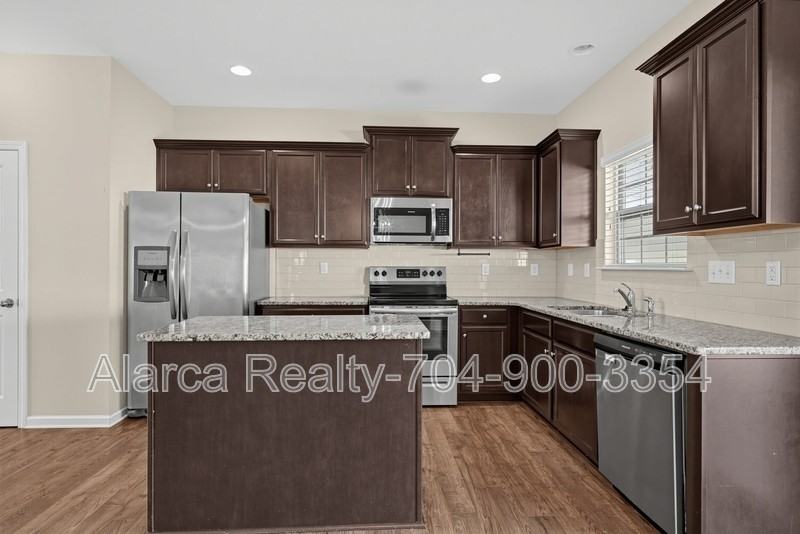 9724 Chase View Dr - Photo 3 of 21