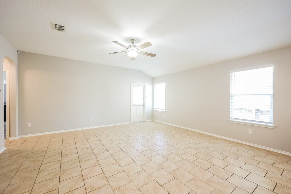 1711 Emerald Edge - Photo 4 of 16