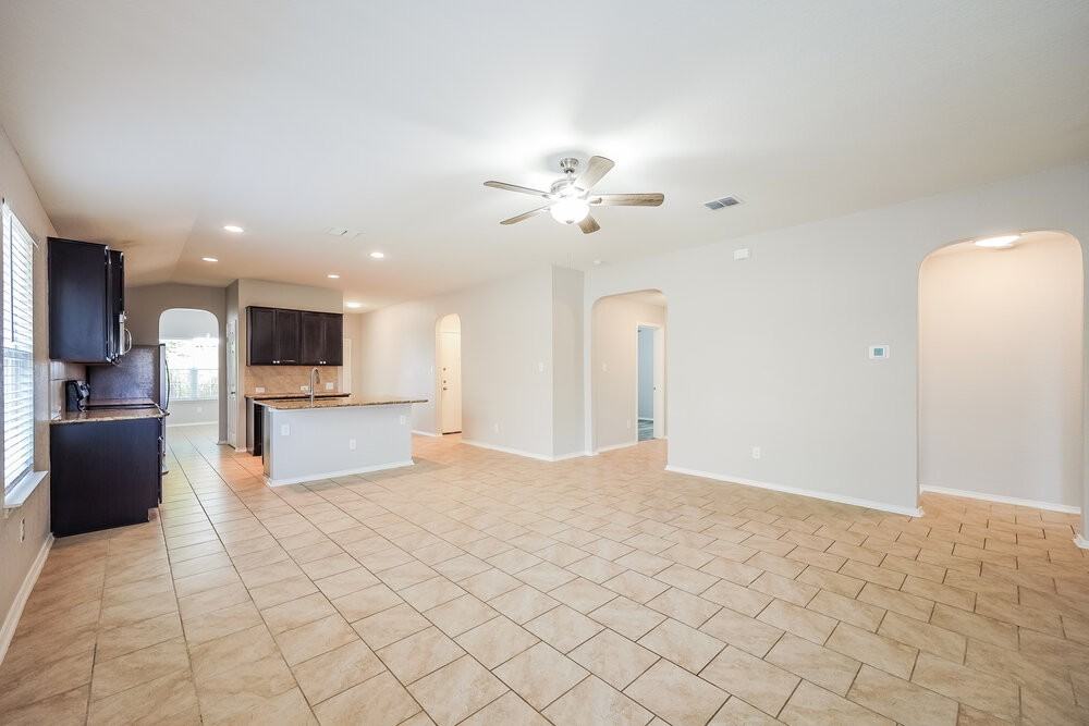 1711 Emerald Edge - Photo 5 of 16