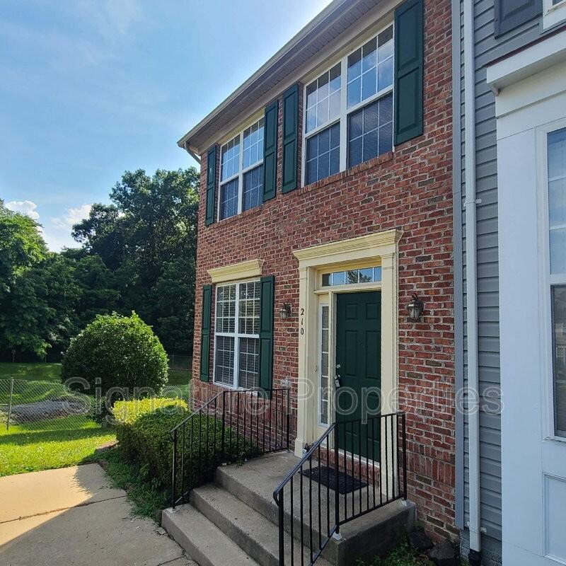 210 Hillside Ct - Photo 3 of 31