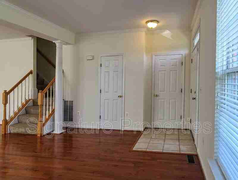 210 Hillside Ct - Photo 4 of 31