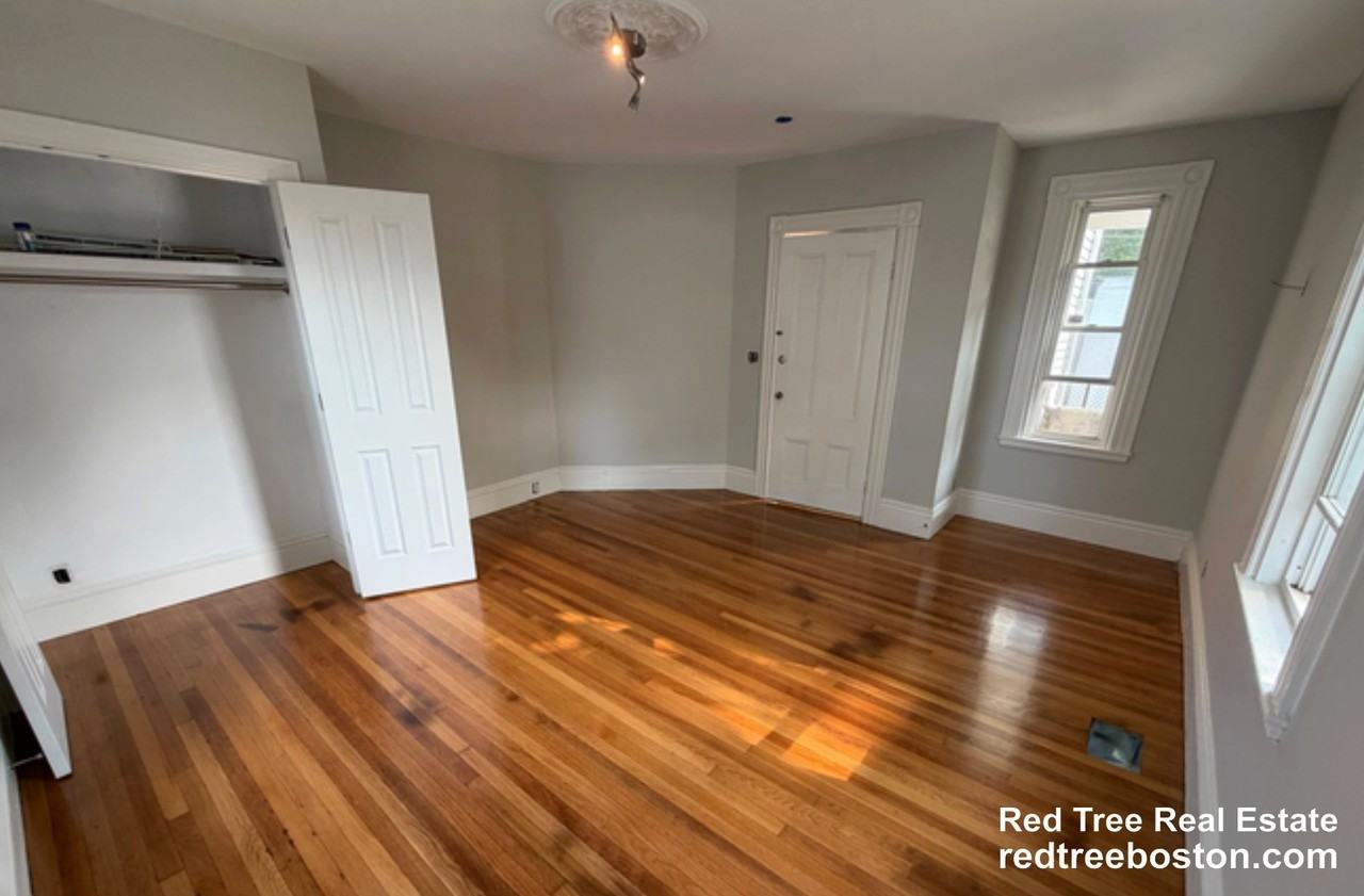 231 Foster St - Photo 5 of 9